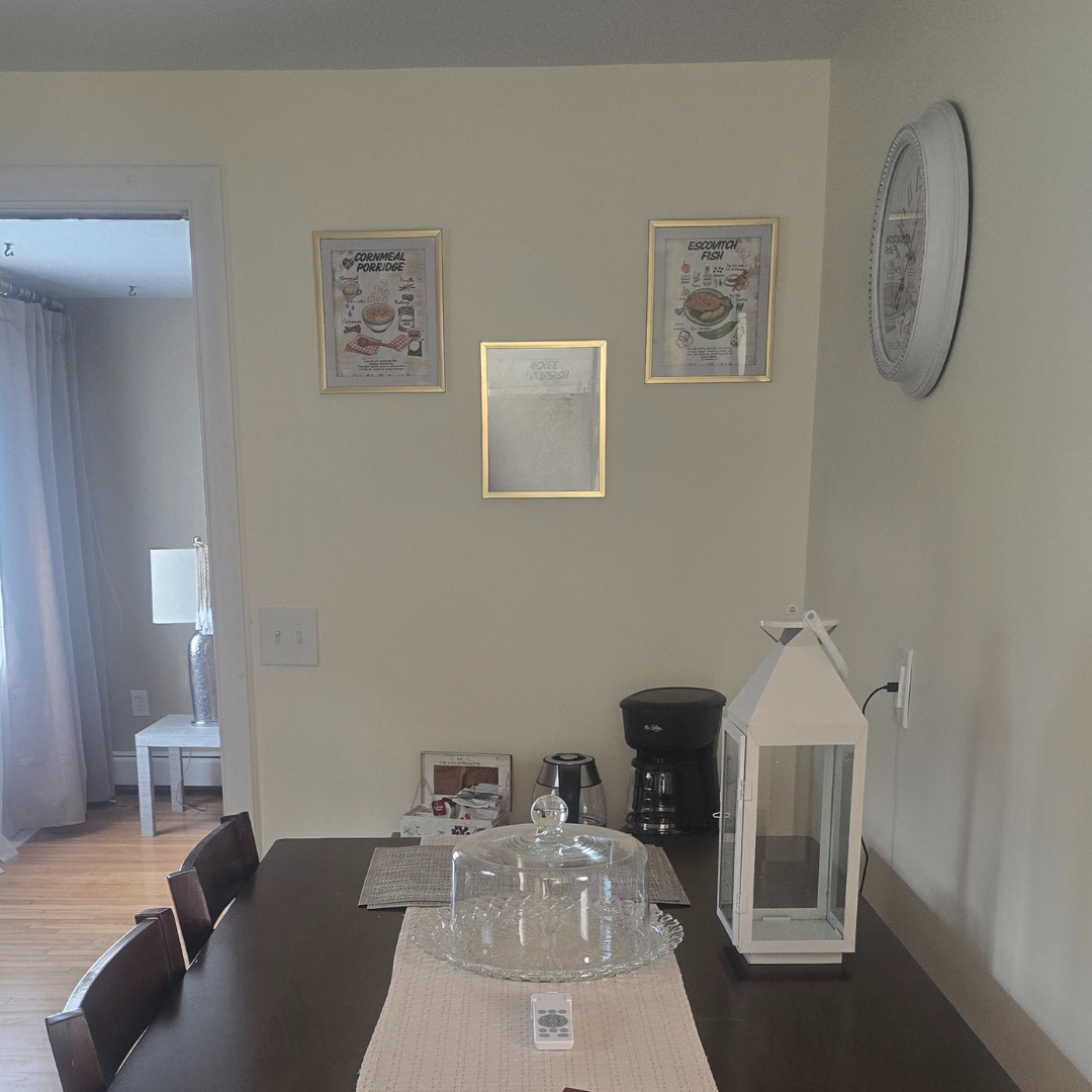 Fully equipped kitchen with dining area